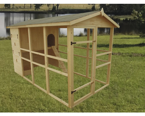 Căsuță de găini cu cadru de lemn și plasă de sârmă pe o pajiște