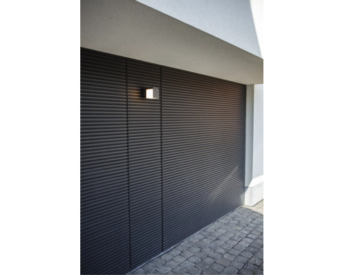 Fațadă cu lamele orizontale și corp de iluminat exterior pătrat