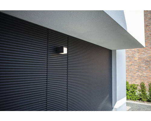 Fațadă cu lamele și corp de iluminat exterior pătrat