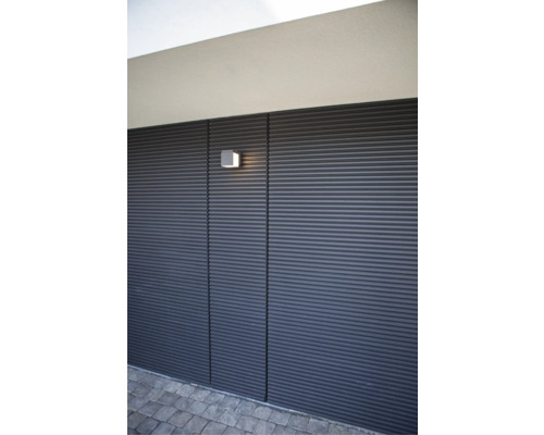 Exteriorul unei fațade cu structură orizontală canelată și corp de iluminat exterior pătrat