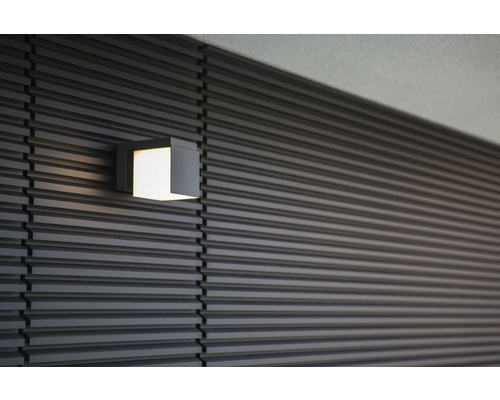 Lumină de perete pătrată pe un perete cu structură orizontală din lemn