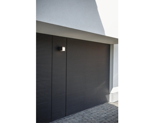 Garaj cu ușă rulantă și lampă de exterior