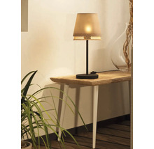 Lampă de masă decorativă cu abajur pe o masă din lemn