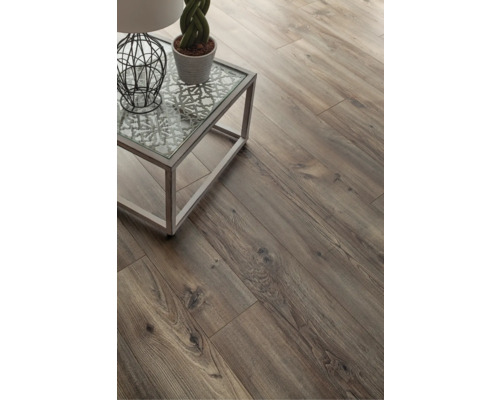 Parchet laminat montat cu aspect de lemn și măsuță laterală