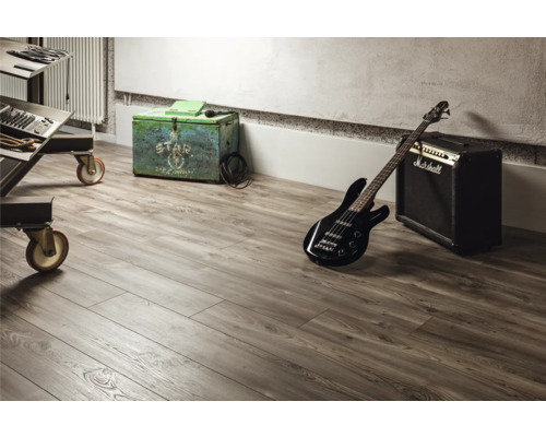 Podea cu decor de lemn, chitară bas neagră și amplificator cu logo Marshall
