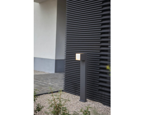 Fotografie de exterior a unui corp de iluminat modern pentru căi de acces în grădină