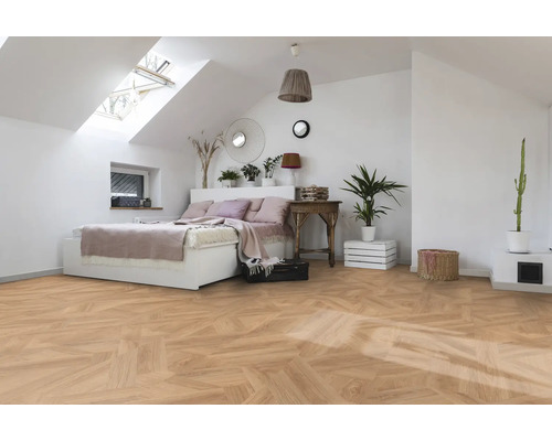 Dormitor luminos cu fereastră de mansardă, pat și parchet cu model herringbone