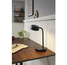 Birou cu o lampă de birou modernă pentru iluminarea zonei de lucru