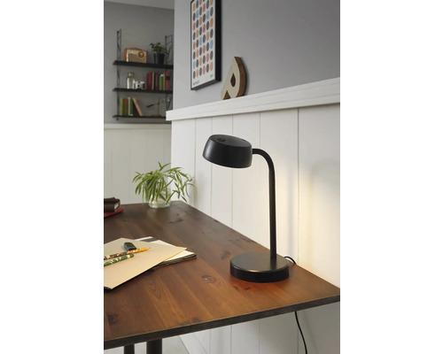 Birou cu o lampă de birou modernă pentru iluminarea zonei de lucru