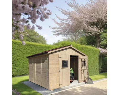 Magazie de grădină din lemn cu ușa deschisă și unelte de grădinărit în grădină