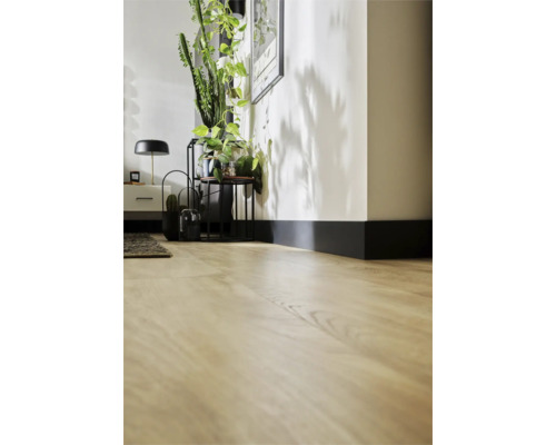 Vedere a unei podele într-un living luminos, cu plante și mobilier.