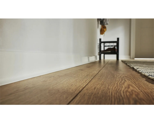 Prim-plan cu parchet laminat într-un hol cu suport pentru pantofi și covor