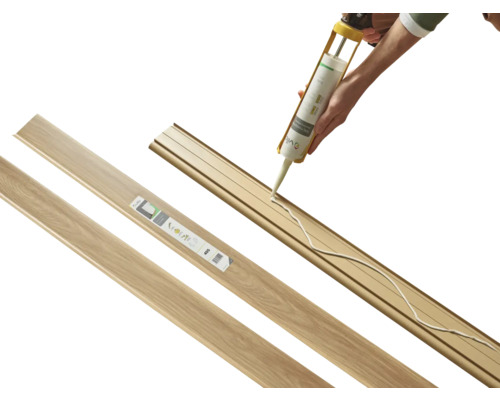 Aplicarea adezivului pe o șipcă de lemn cu un pistol de cartuș