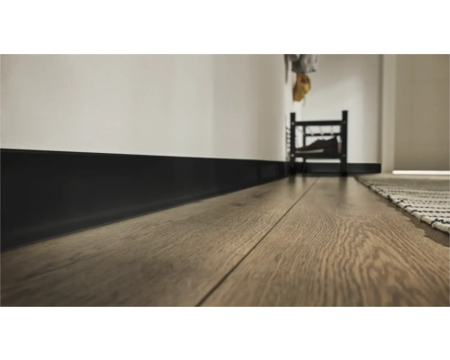 Vedere a camerei cu podea din lemn și plinte închise la culoare