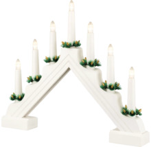 Sfeșnic de Crăciun cu șapte lumânări și decorațiuni cu conuri de pin.