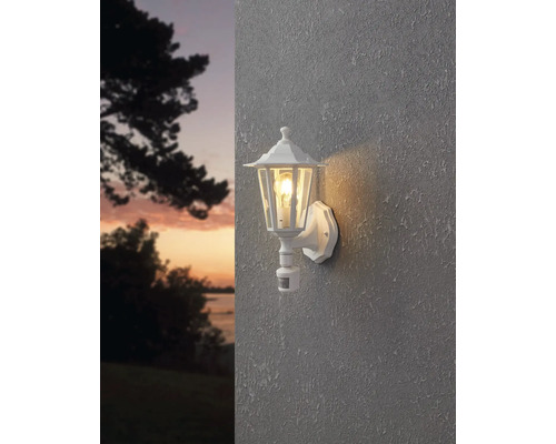 Lumină de perete albă pentru exterior cu senzor de mișcare pe un perete