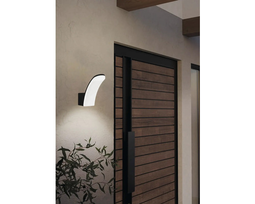 Lumină de perete modernă de exterior lângă o ușă din lemn