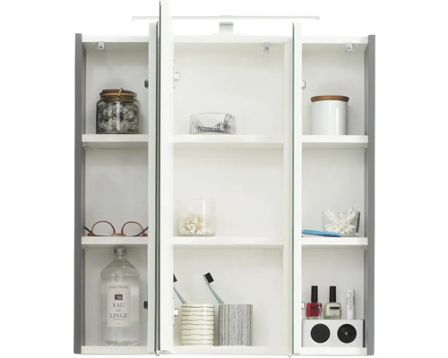 Dulap cu oglindă deschis cu mai multe rafturi și diverse articole de baie