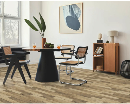 Sufragerie cu podea din lemn, masă și scaune