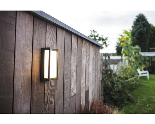 Lumină de exterior pătrată pe un perete de lemn