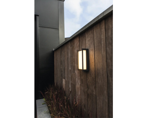 Lumină de perete pe perete de lemn pentru exterior