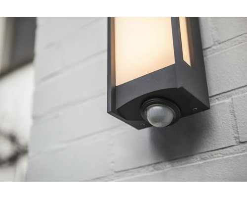 Lumină de perete cu senzor de mișcare pe un perete