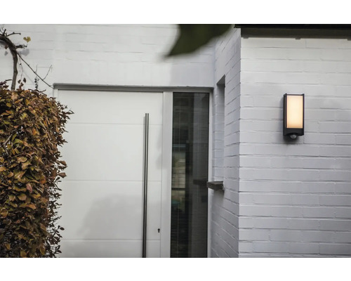 Exteriorul unei case cu ușă de intrare și lampă de exterior