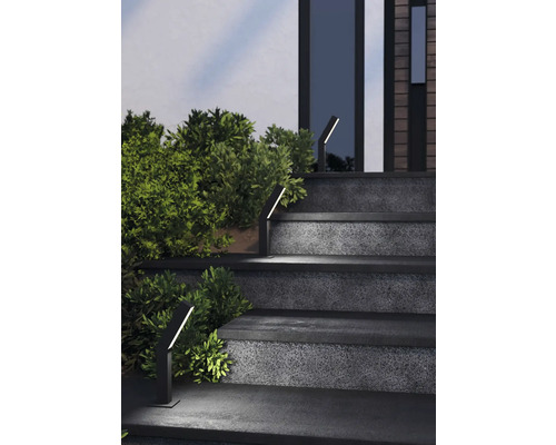 Scară exterioară iluminată cu lumini decorative pentru căi.