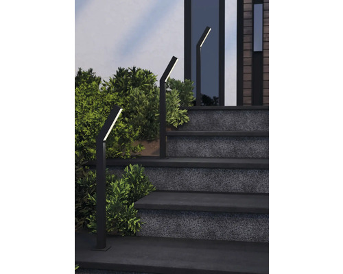 Scenă cu mai multe corpuri de iluminat pentru căi de acces lângă o scară în exterior.