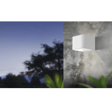 Lumină de perete de exterior pătrată albă pe un perete de beton
