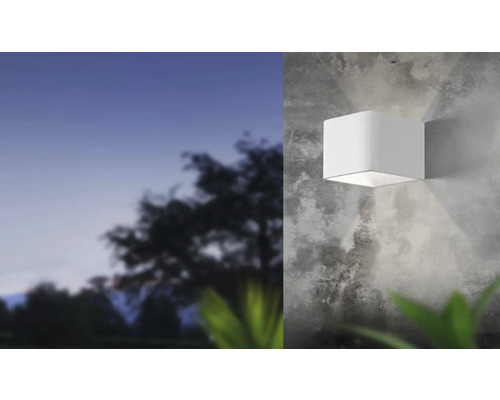 Lumină de perete de exterior pătrată albă pe un perete de beton