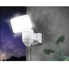 Lumină LED albă de exterior cu senzor de mișcare pe un perete