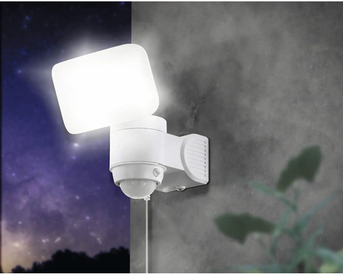 Lumină LED albă de exterior cu senzor de mișcare pe un perete