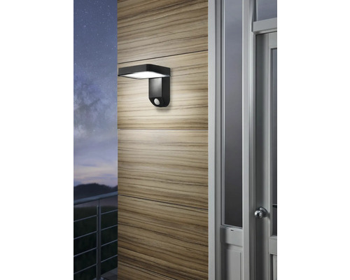 Lumină modernă de perete pentru exterior cu senzor de mișcare pe un perete de lemn și ușă