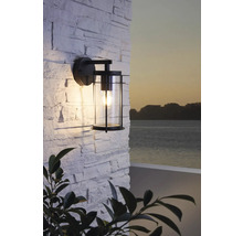 Lampa de perete neagră din metal și sticlă pentru exterior pe un perete