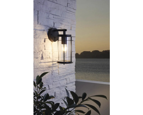 Lampa de perete neagră din metal și sticlă pentru exterior pe un perete