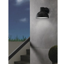 Lumină de perete pentru iluminat exterior pe un perete de casă