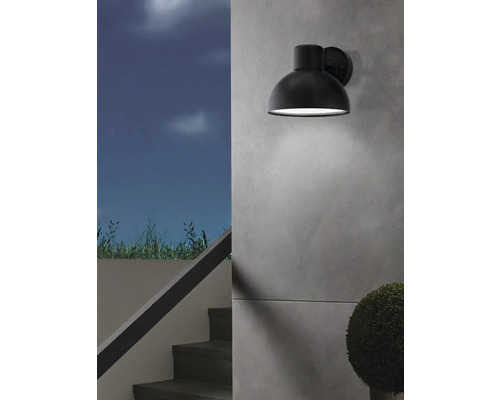 Lumină de perete pentru iluminat exterior pe un perete de casă