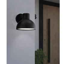 Lampa neagră de perete pentru exterior, lângă o ușă