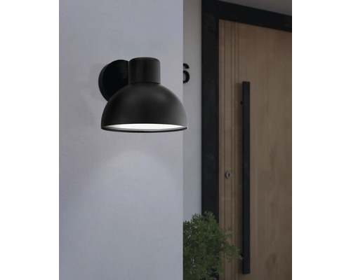 Lampa neagră de perete pentru exterior, lângă o ușă