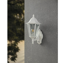 Lumină de perete exterior albă în stil felinar cu senzor de mișcare.