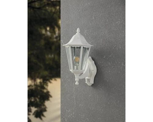 Lumină de perete exterior albă în stil felinar cu senzor de mișcare.