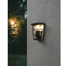 Lumină de perete pentru exterior pe o fațadă
