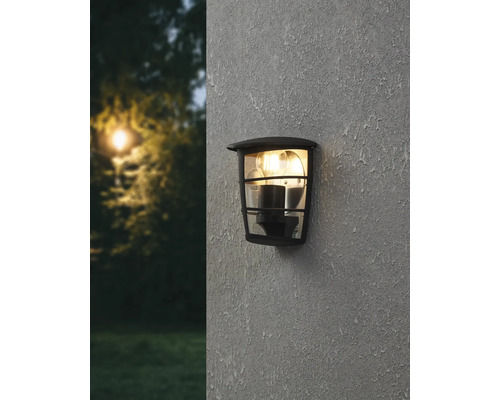 Lumină de perete pentru exterior pe o fațadă