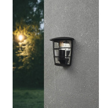 Lumină de perete pentru exterior pe un perete texturat