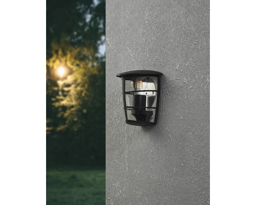 Lumină de perete pentru exterior pe un perete texturat