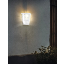 Lumină de perete albă, de exterior, aprinsă, pe un perete