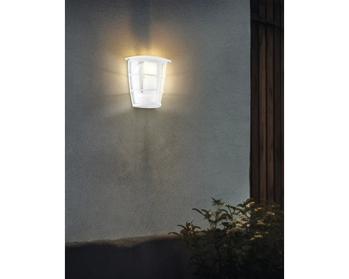Lumină de perete albă, de exterior, aprinsă, pe un perete
