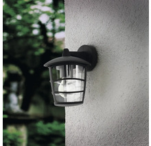 Lumină de perete exterioară neagră cu sticlă transparentă montată pe un perete