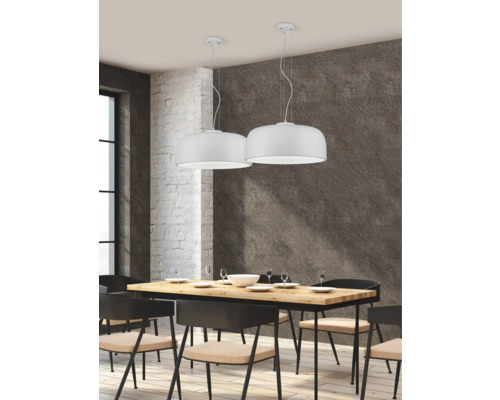 Sufragerie cu masă din lemn, scaune și două lămpi suspendate albe